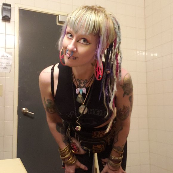 Meet your Posher, Agatha - Picture 1 of 1